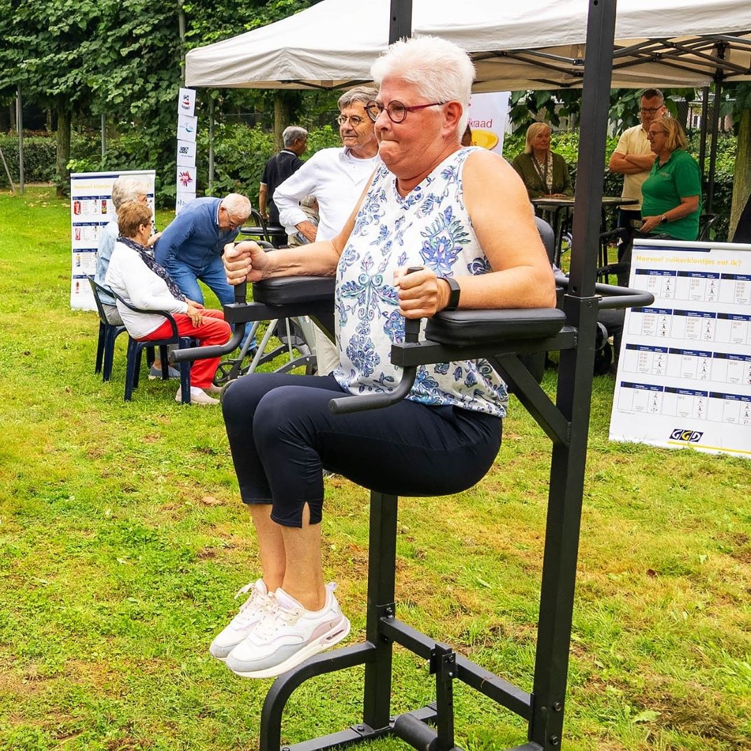 Bewoonster op testtoestel beweegpark Ussen